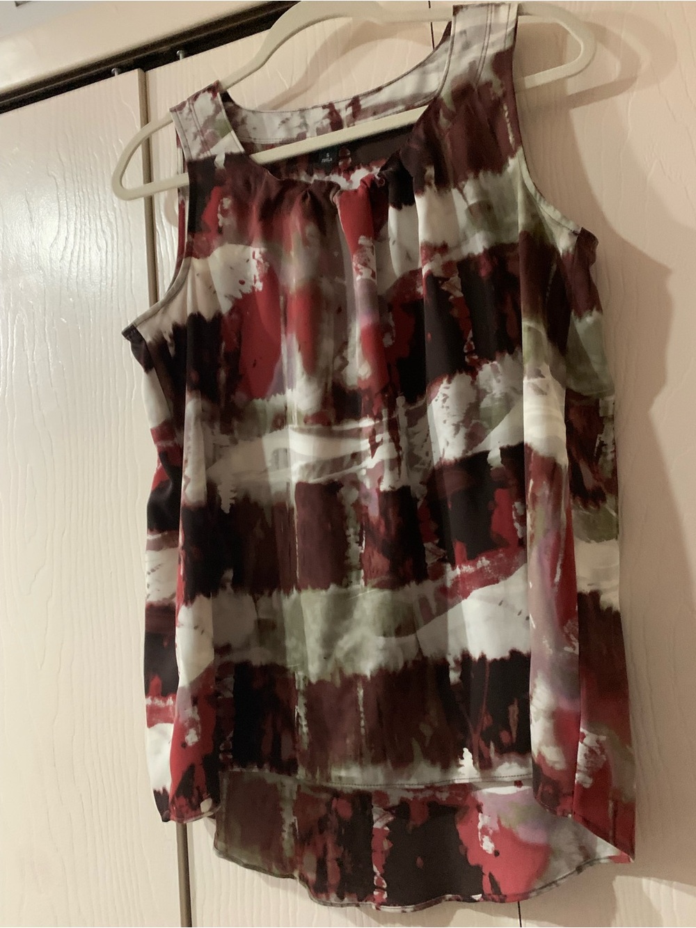 Simply Vera Vera Wang Red, White, Olive Abstract Print Sleeveless Camisole